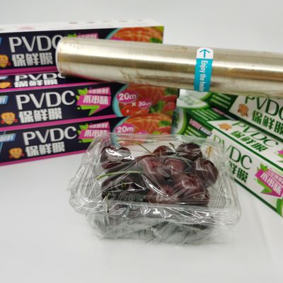 Hohe Sperre PVDC Frischhaltefolie, die den einfachen Befestigungs-Nahrungsmittelausdehnungs-Verpackungs-Filmstreifen BPA frei einwickelt