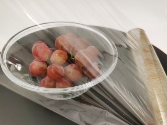 Hohe Sperre PVDC Frischhaltefolie, die den einfachen Befestigungs-Nahrungsmittelausdehnungs-Verpackungs-Filmstreifen BPA frei einwickelt